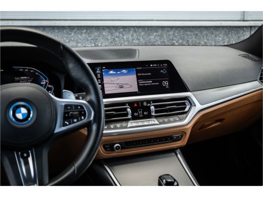 BMW 3 Serie Touring 330e M-sport Adaptief onderstel / 19inch / elec stoelen / Camera / Stoelverwarming ActivLease financial lease
