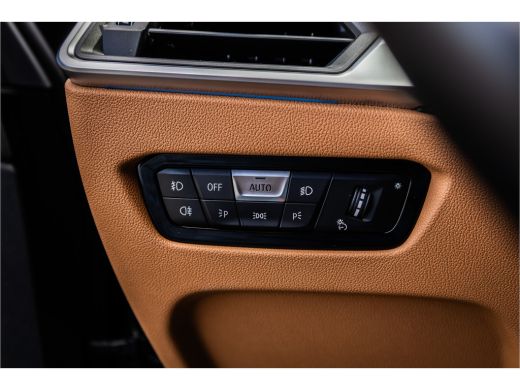 BMW 3 Serie Touring 330e M-sport Adaptief onderstel / 19inch / elec stoelen / Camera / Stoelverwarming ActivLease financial lease