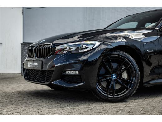 BMW 3 Serie Touring 330e M-sport Adaptief onderstel / 19inch / elec stoelen / Camera / Stoelverwarming ActivLease financial lease