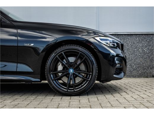 BMW 3 Serie Touring 330e M-sport Adaptief onderstel / 19inch / elec stoelen / Camera / Stoelverwarming ActivLease financial lease