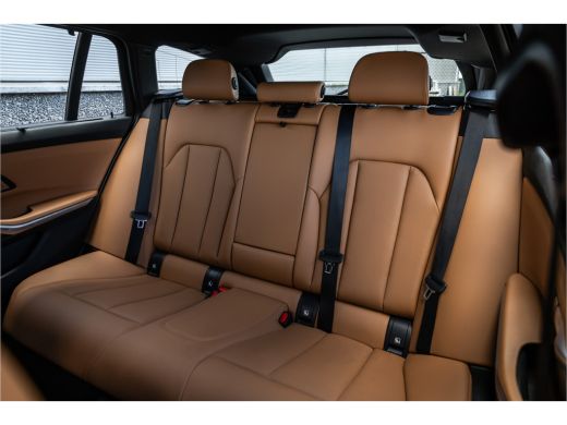 BMW 3 Serie Touring 330e M-sport Adaptief onderstel / 19inch / elec stoelen / Camera / Stoelverwarming ActivLease financial lease