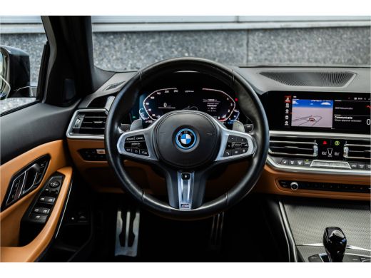 BMW 3 Serie Touring 330e M-sport Adaptief onderstel / 19inch / elec stoelen / Camera / Stoelverwarming ActivLease financial lease