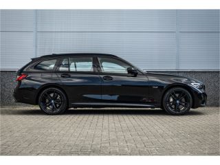 BMW 3 Serie Touring 330e M-sport Adaptief onderstel / 19inch / elec stoelen / Camera / Stoelverwarming