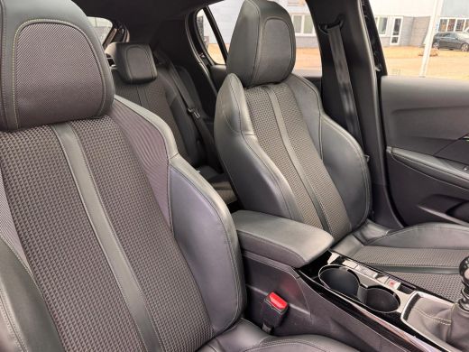 Peugeot 208 1.2 100PK GT-Line | Panoramadak | Navigatie | Sfeerverlichting | Apple Carplay / Android Auto | C... ActivLease financial lease