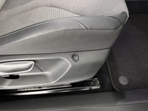 Skoda Enyaq iV 60 [ 3-Fase-11kW ] {SoH-88%} (INCL-BTW) *LEATHER-FABRIC | FULL-LED | DIGI-COCKPIT | CAMERA | KEYL... ActivLease financial lease