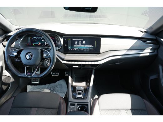 Skoda Octavia Combi 1.4 TSI iV 245pk RS | Trekhaak | Keyless | 18" | Head-Up | Adaptive Cruise ActivLease financial lease