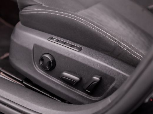 Skoda Superb Combi 1.4 TSI iV Business Sport 218Pk Automaat (VIRTUAL COCKPIT, APPLE CARPLAY, GROOT NAVI, MEMOR... ActivLease financial lease