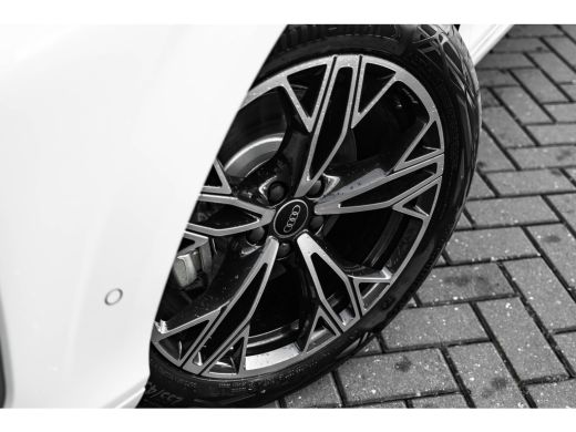 Audi Q3 S edition | Adaptive cruise control | Audi sound system | Cruise control ActivLease financial lease