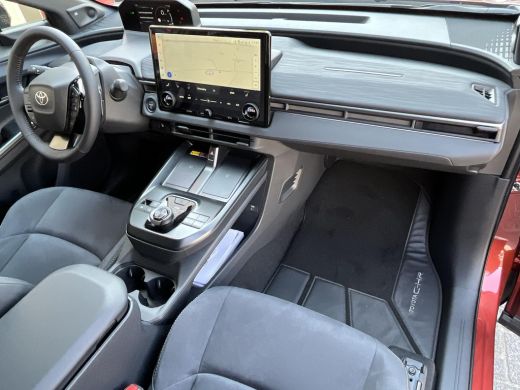 Toyota C-HR+ Executive AWD 77 kWh | Executive plus pack | Metal oxide/ zwart dak | Nieuw uit voorraad leverbaar | ActivLease financial lease