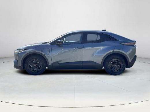 Toyota C-HR+ First Edition 77 kWh **MINERAL METALLIC/ ELEKTRISCH/ NIEUWE AUTO** ActivLease financial lease