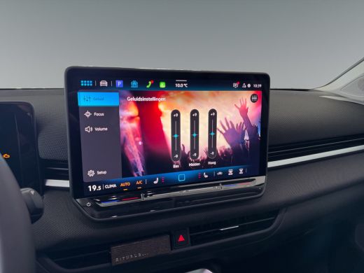 Volkswagen T-Roc 1.5 eTsi Life First Edition 116PK DSG | Trekhaak | Stuurverwarming | Zwart dak | ActivLease financial lease