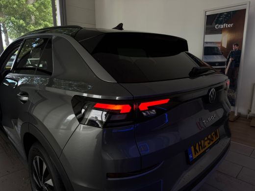 Volkswagen T-Roc 1.5 eTsi Life First Edition 116PK DSG | Trekhaak | Stuurverwarming | Zwart dak | ActivLease financial lease
