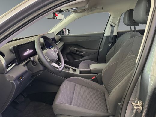 Volkswagen T-Roc 1.5 eTsi Life First Edition 116PK DSG | Trekhaak | Stuurverwarming | Zwart dak | ActivLease financial lease