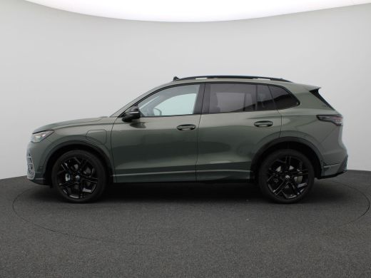 Volkswagen Tiguan 1.5 eHybrid R-Line Edition 272PK DSG Pano-Schuifdak, Black Style, Trekhaak, 20" LM Velgen, Leder,... ActivLease financial lease