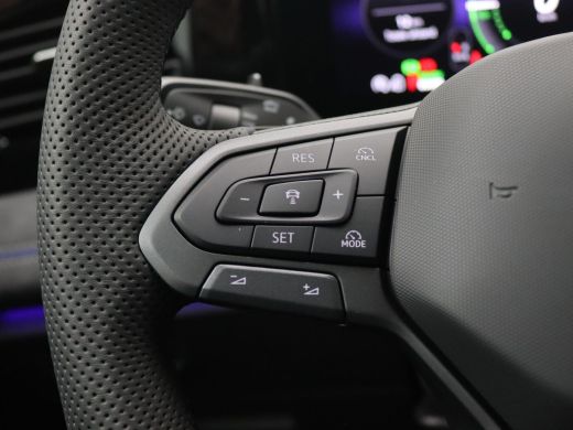Volkswagen Tiguan 1.5 eHybrid R-Line Edition 272PK DSG Pano-Schuifdak, Black Style, Trekhaak, 20" LM Velgen, Leder,... ActivLease financial lease