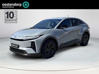 Toyota C-HR+ First Edition 77 kWh **MANHATTAN GREY/ ELEKTRISCH/ NIEUWE AUTO**