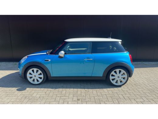 Mini Cooper 1.5 Cooper Chili Serious Business | Achteruitrijcamera | Afwijkende dakkleur | Bluetooth telefoon... ActivLease financial lease