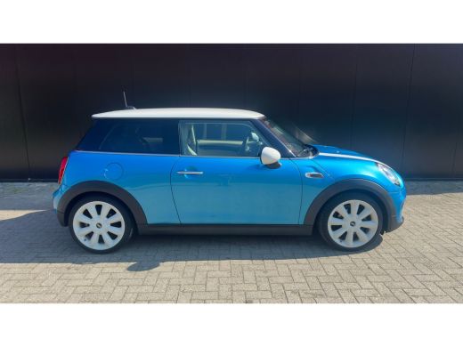Mini Cooper 1.5 Cooper Chili Serious Business | Achteruitrijcamera | Afwijkende dakkleur | Bluetooth telefoon... ActivLease financial lease