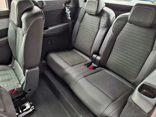 Peugeot 5008 GT Extra getint glas | Verwarmbare voorstoelen | Verwarmd stuurwiel | Adaptieve cruise control me... ActivLease financial lease