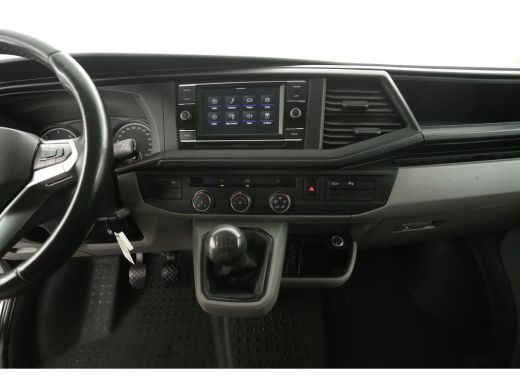 Volkswagen Transporter 2.0 TDI L2H1 140PK | Airco | Camera | Cruise | Carplay | 3 Zits | Trekhaak ActivLease financial lease