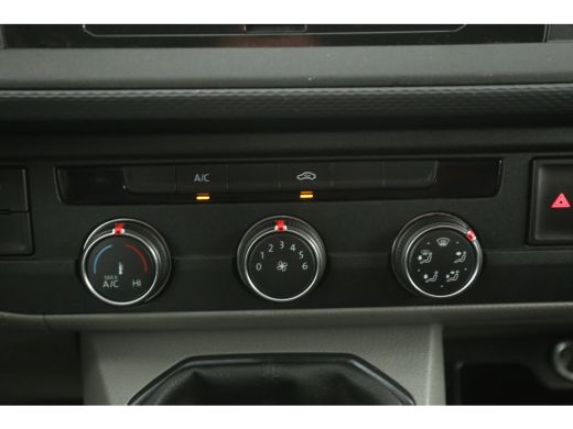 Volkswagen Transporter 2.0 TDI L2H1 140PK | Airco | Camera | Cruise | Carplay | 3 Zits | Trekhaak ActivLease financial lease