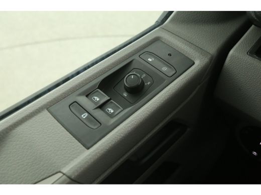 Volkswagen Transporter 2.0 TDI L2H1 140PK | Airco | Camera | Cruise | Carplay | 3 Zits | Trekhaak ActivLease financial lease