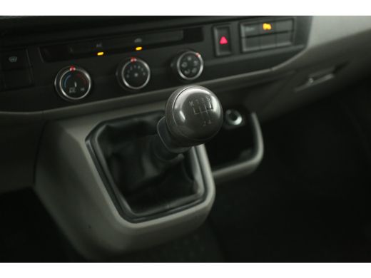 Volkswagen Transporter 2.0 TDI L2H1 140PK | Airco | Camera | Cruise | Carplay | 3 Zits | Trekhaak ActivLease financial lease