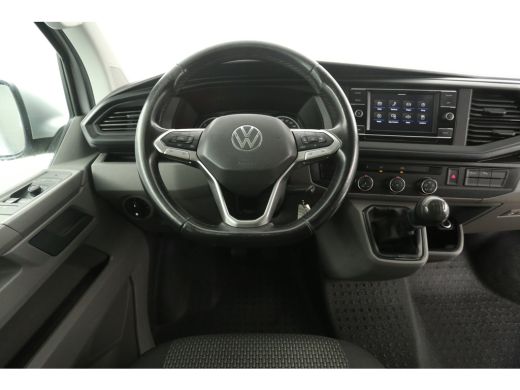 Volkswagen Transporter 2.0 TDI L2H1 140PK | Airco | Camera | Cruise | Carplay | 3 Zits | Trekhaak ActivLease financial lease