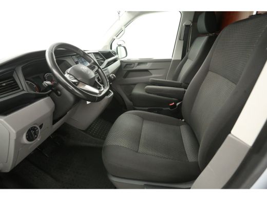 Volkswagen Transporter 2.0 TDI L2H1 140PK | Airco | Camera | Cruise | Carplay | 3 Zits | Trekhaak ActivLease financial lease