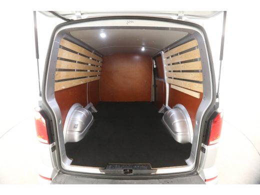 Volkswagen Transporter 2.0 TDI L2H1 140PK | Airco | Camera | Cruise | Carplay | 3 Zits | Trekhaak ActivLease financial lease
