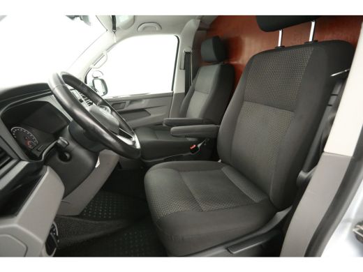 Volkswagen Transporter 2.0 TDI L2H1 140PK | Airco | Camera | Cruise | Carplay | 3 Zits | Trekhaak ActivLease financial lease