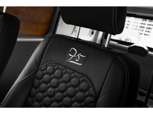 Volkswagen Transporter Bulli 150 pk DSG | 75-Edition | Leder | Led | Digitaal Dashboard | Trekhaak | Camera | Nieuwstaat ActivLease financial lease