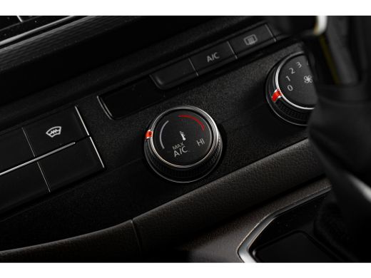Volkswagen Transporter Bulli 150 pk DSG | 75-Edition | Leder | Led | Digitaal Dashboard | Trekhaak | Camera | Nieuwstaat ActivLease financial lease
