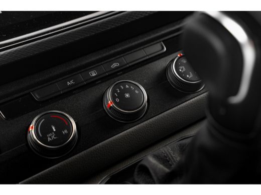 Volkswagen Transporter Bulli 150 pk DSG | 75-Edition | Leder | Led | Digitaal Dashboard | Trekhaak | Camera | Nieuwstaat ActivLease financial lease