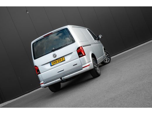 Volkswagen Transporter Bulli 150 pk DSG | 75-Edition | Leder | Led | Digitaal Dashboard | Trekhaak | Camera | Nieuwstaat ActivLease financial lease