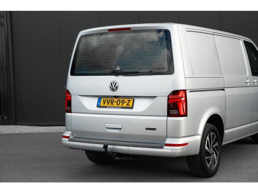 Volkswagen Transporter Bulli 150 pk DSG | 75-Edition | Leder | Led | Digitaal Dashboard | Trekhaak | Camera | Nieuwstaat ActivLease financial lease