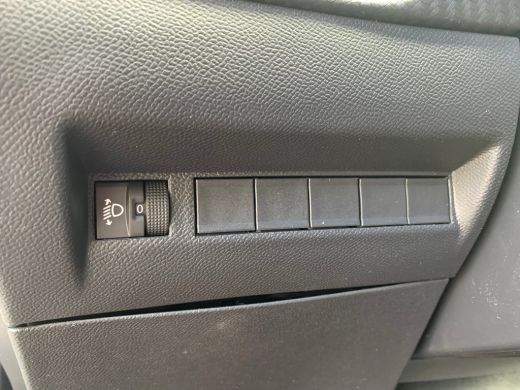 Peugeot e-2008 EV Style Avantage 54 kWh Airco | Camera | Cruise Control | DAB | LED | Navi | PDC Achter | 11 KwH | ActivLease financial lease