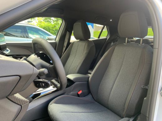 Peugeot e-2008 EV Style Avantage 54 kWh Airco | Camera | Cruise Control | DAB | LED | Navi | PDC Achter | 11 KwH | ActivLease financial lease