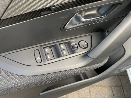 Peugeot e-2008 EV Style Avantage 54 kWh Airco | Camera | Cruise Control | DAB | LED | Navi | PDC Achter | 11 KwH | ActivLease financial lease