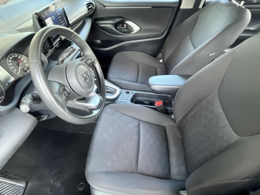 Toyota Yaris 1.5 Hybrid 115 Active | Parkeersensoren | Stoel- + stuurverwarming | Carplay | Licht metalen velg... ActivLease financial lease