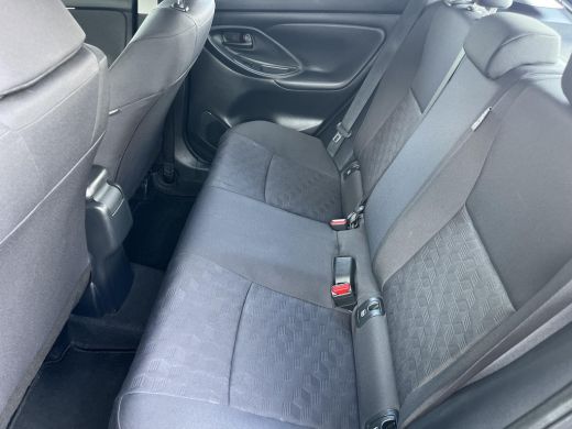 Toyota Yaris 1.5 Hybrid 115 Active | Parkeersensoren | Stoel- + stuurverwarming | Carplay | Licht metalen velg... ActivLease financial lease