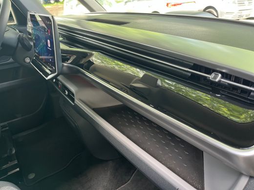 Volkswagen ID. Buzz Pure Limited 170 pk 59 kWh | 20 inch LMV | elektrische achterklep | Trekhaak | getint glas ActivLease financial lease