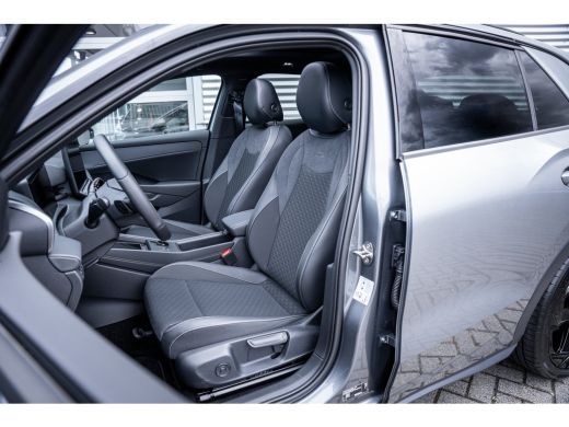Volkswagen T-Roc 1.5 eTsi R-Line First Edition | Achteruitrijcamera | Elektrisch glazen panorama-dak | Lichtmetale... ActivLease financial lease