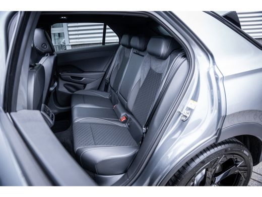 Volkswagen T-Roc 1.5 eTsi R-Line First Edition | Achteruitrijcamera | Elektrisch glazen panorama-dak | Lichtmetale... ActivLease financial lease