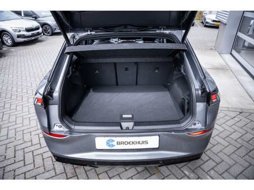 Volkswagen T-Roc 1.5 eTsi R-Line First Edition | Achteruitrijcamera | Elektrisch glazen panorama-dak | Lichtmetale... ActivLease financial lease