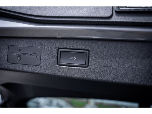 Volkswagen T-Roc 1.5 eTsi R-Line First Edition | Achteruitrijcamera | Elektrisch glazen panorama-dak | Lichtmetale... ActivLease financial lease