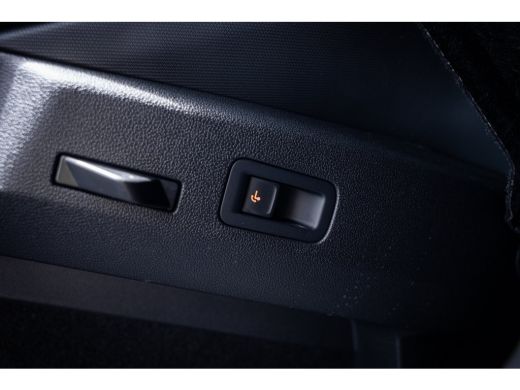 Volkswagen T-Roc 1.5 eTsi R-Line First Edition | Achteruitrijcamera | Elektrisch glazen panorama-dak | Lichtmetale... ActivLease financial lease