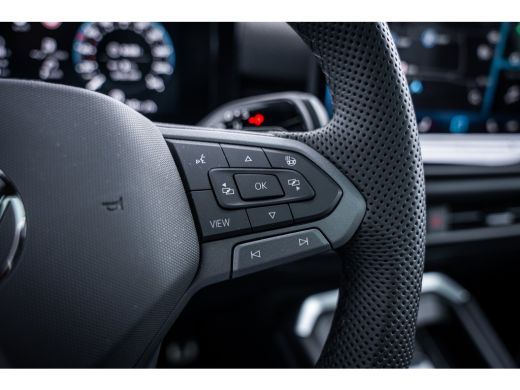 Volkswagen T-Roc 1.5 eTsi R-Line First Edition | Achteruitrijcamera | Elektrisch glazen panorama-dak | Lichtmetale... ActivLease financial lease