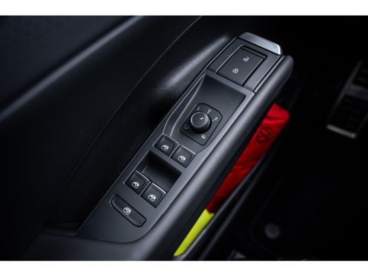 Volkswagen T-Roc 1.5 eTsi R-Line First Edition | Achteruitrijcamera | Elektrisch glazen panorama-dak | Lichtmetale... ActivLease financial lease
