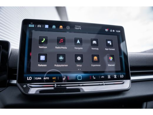 Volkswagen T-Roc 1.5 eTsi R-Line First Edition | Achteruitrijcamera | Elektrisch glazen panorama-dak | Lichtmetale... ActivLease financial lease